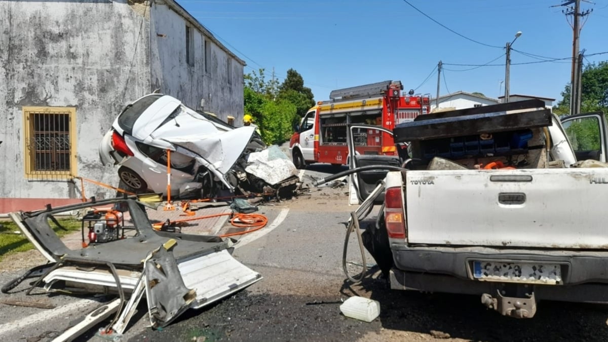 Un muerto y dos heridos en una colisión entre dos coches en Oza-Cesuras (La Coruña)