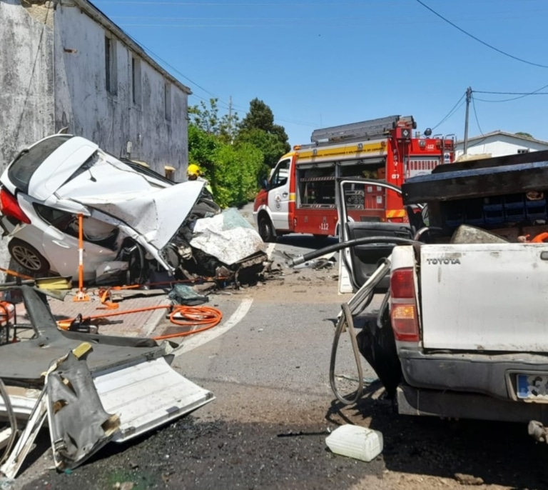 Un muerto y dos heridos en una colisión entre dos coches en Oza-Cesuras (La Coruña)