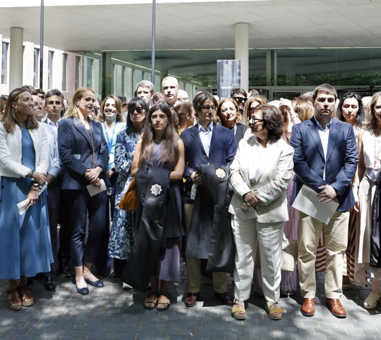 Cientos de jueces y fiscales protestan contra las reformas del Gobierno