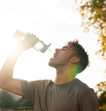 Esto es lo que le pasa a tu cuerpo si bebes agua [...]