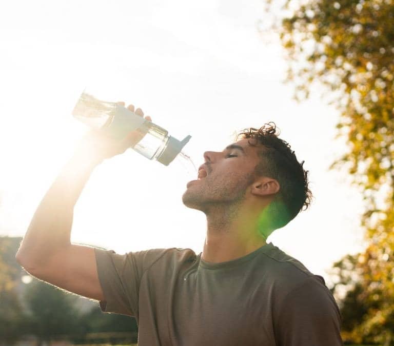 Esto es lo que le pasa a tu cuerpo si bebes agua muy fría en verano
