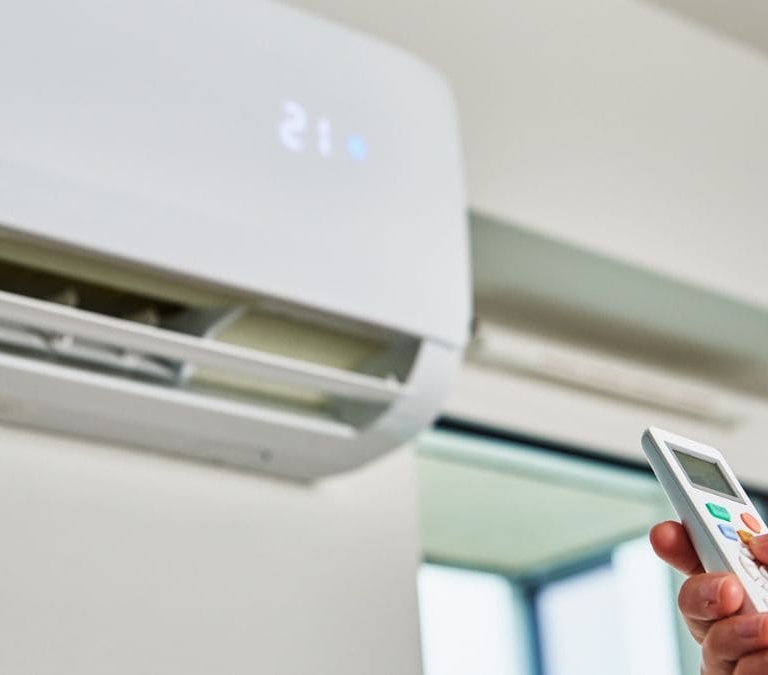 ¿Es mejor dejar todo el día el aire acondicionado encendido o ponerlo cuando llegamos a casa?