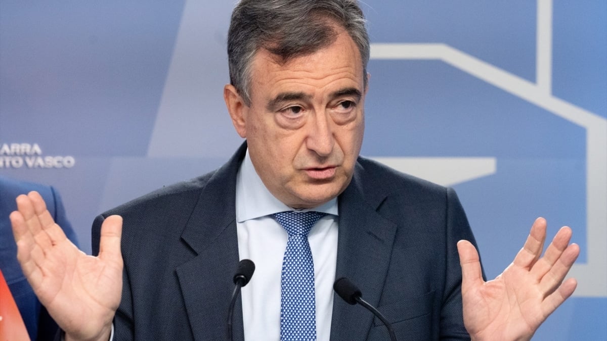 (Foto de ARCHIVO) El presidente del EBB del PNV, Aitor Esteban, presenta la Proposición de Ley de medidas urgentes en materia de vivienda, suelo y urbanismo, junto al secretario general del PSE-EE, acordada entre ambos partidos para Euskadi, a 3 de junio de 2025, en Vitoria-Gasteiz, Álava, País Vasco (España). Iñaki Berasaluce / Europa Press 03/6/2025