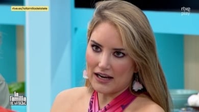 "Oye, ¿qué va a pasar? ¿Se cancela esto?", un micrófono abierto en 'La familia de la tele' traiciona a una colaboradora