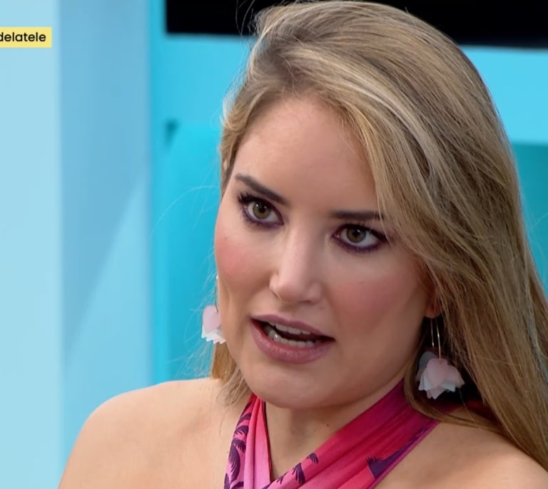 "Oye, ¿qué va a pasar? ¿Se cancela esto?", un micrófono abierto en 'La familia de la tele' traiciona a una colaboradora