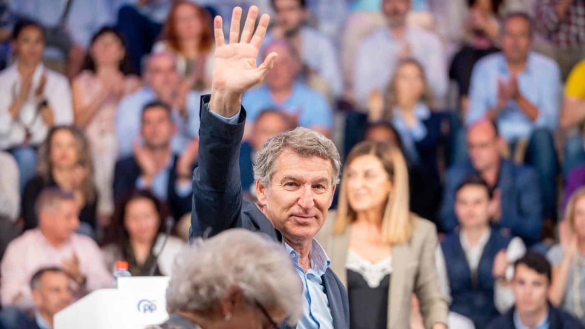 El presidente del PP, Alberto Núñez Feijóo, en un mitin de campaña interna para su reelección al frente del PP, en Santander