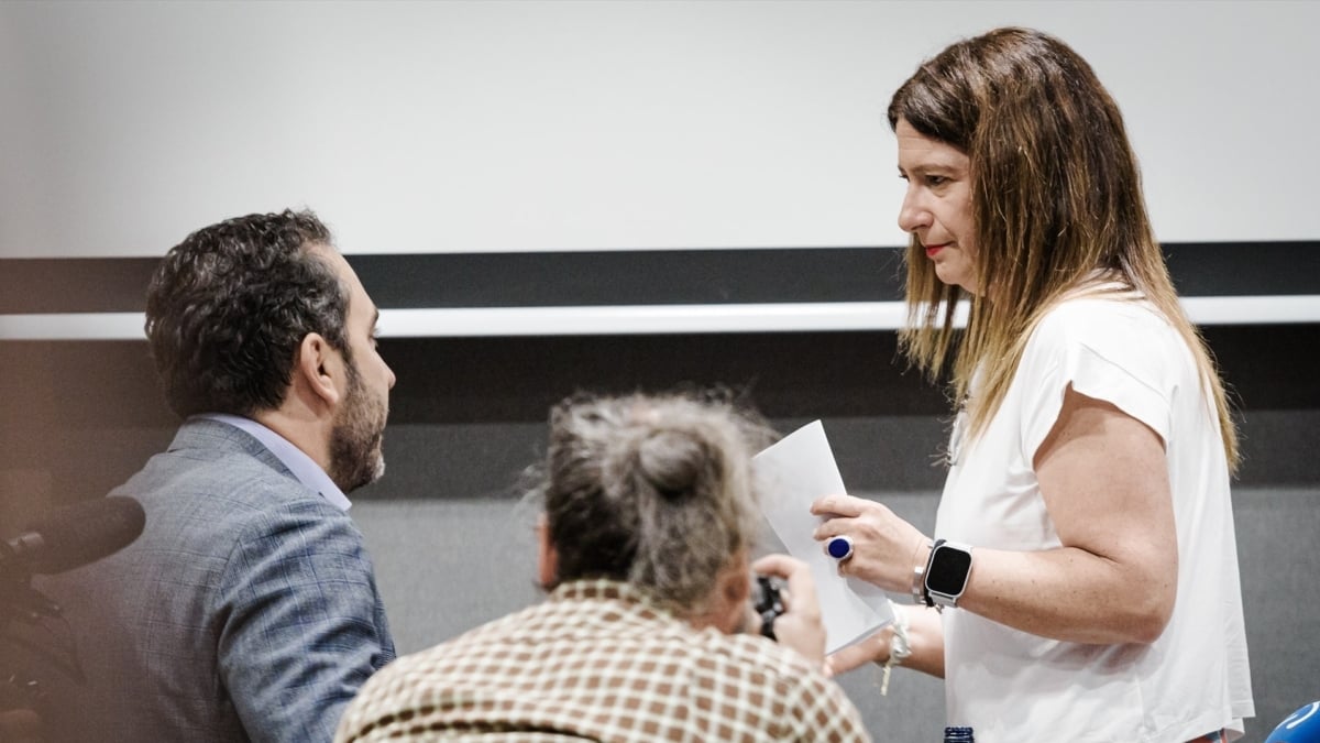 El empresario Víctor de Aldama y la exmilitante socialista Leire Díez, durante una rueda de prensa en el Hotel Novotel, a 4 de junio de 2025, en Madrid