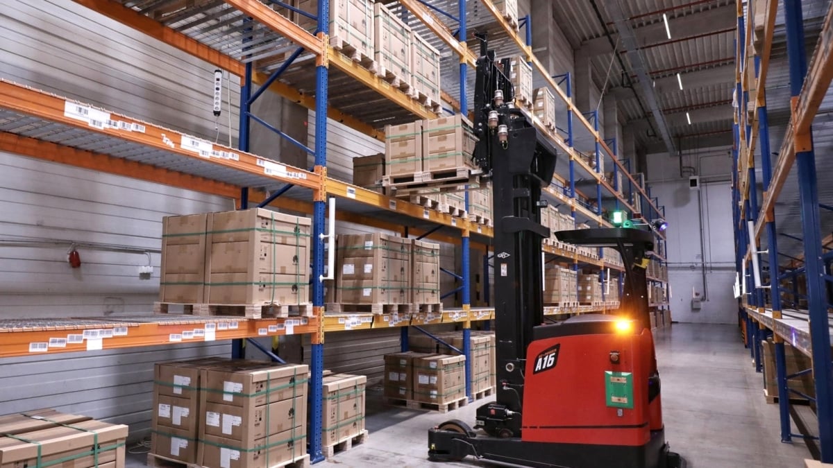 Una carretilla elevadora automatizada gracias a la red móvil 5G carga y descarga palés y cajas en el centro europeo de distribución y fabricación que Huawei tiene en Budapest, Hungría.