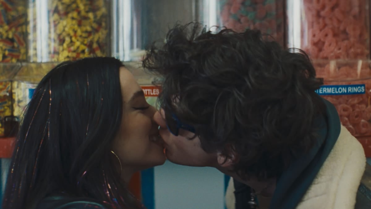 Mikey Madison y Mark Eydelshteyn son los protagonistas de 'Anora', ganadora de cinco premios Oscar 2025