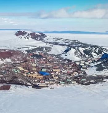 Científicos descubren un mundo perdido a 2 km bajo el hielo de [...]
