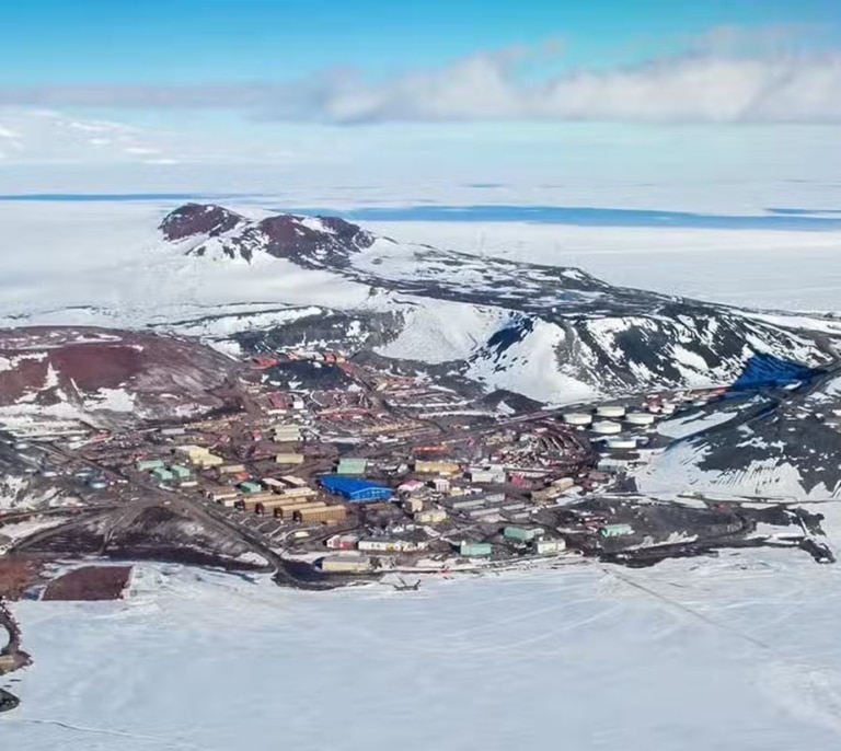 Científicos descubren un mundo perdido a 2 km bajo el hielo de la Antártida