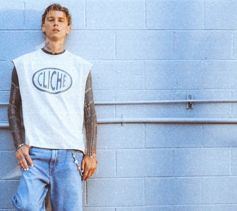 Machine Gun Kelly revive la estética pop de los 2000 en su nuevo videoclip: "Parece publicidad de Disney Channel"