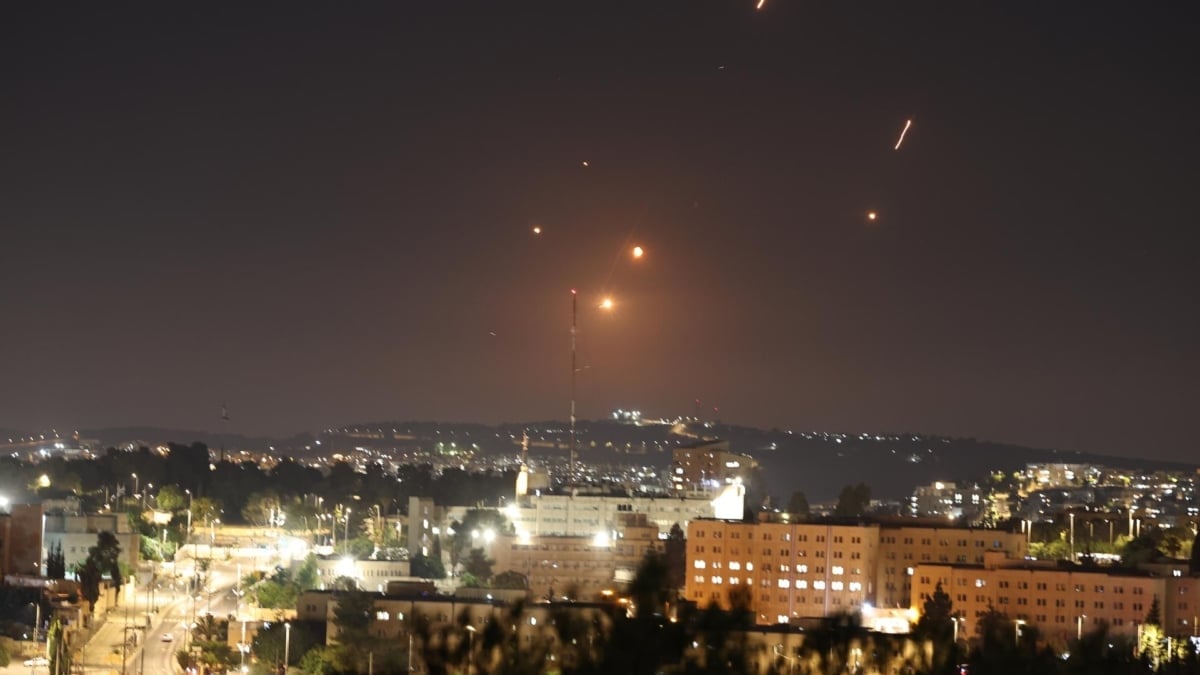 Misiles lanzados desde Irán sobre Jerusalén, este viernes. El ejército israelí ha identificado misiles lanzados desde Irán hacia territorio israelí, como respuesta a los bombardeos israelíes de toda la jornada.