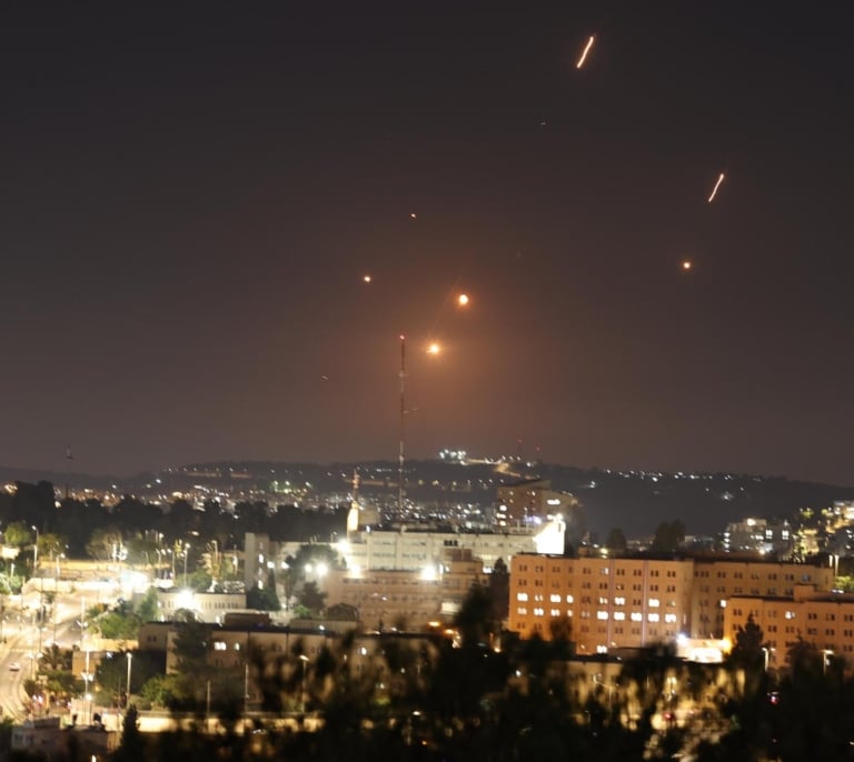 Irán responde a los ataques de Israel lanzando misiles a Jerusalén y Tel Aviv