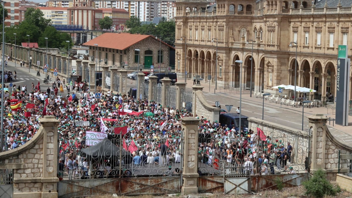 Protesta en Zamora contra la supresión de paradas del AVE el pasado 1 de junio.