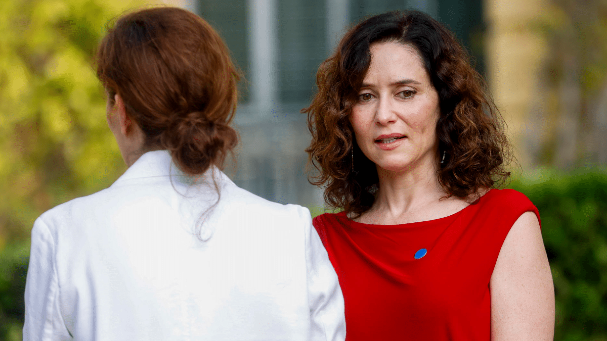 BARCELONA, 06/06/2025.- La presidenta del Gobierno madrileño, Isabel Díaz Ayuso (d), y la ministra de Sanidad, Mónica García, han protagonizado un momento de gran tensión antes de la Conferencia de Presidentes de Barcelona al encararse por las muertes en las residencias de mayores de Madrid durante la pandemia, este viernes en el Palau de Pedralbes, en Barcelona. EFE/ Quique Garcia