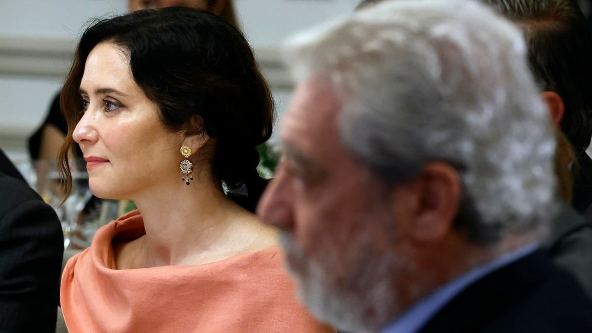La presidenta regional, Isabel Díaz Ayuso y su jefe de gabinete, Miguel Ángel Rodríguez, en un desayuno informativo, este miércoles