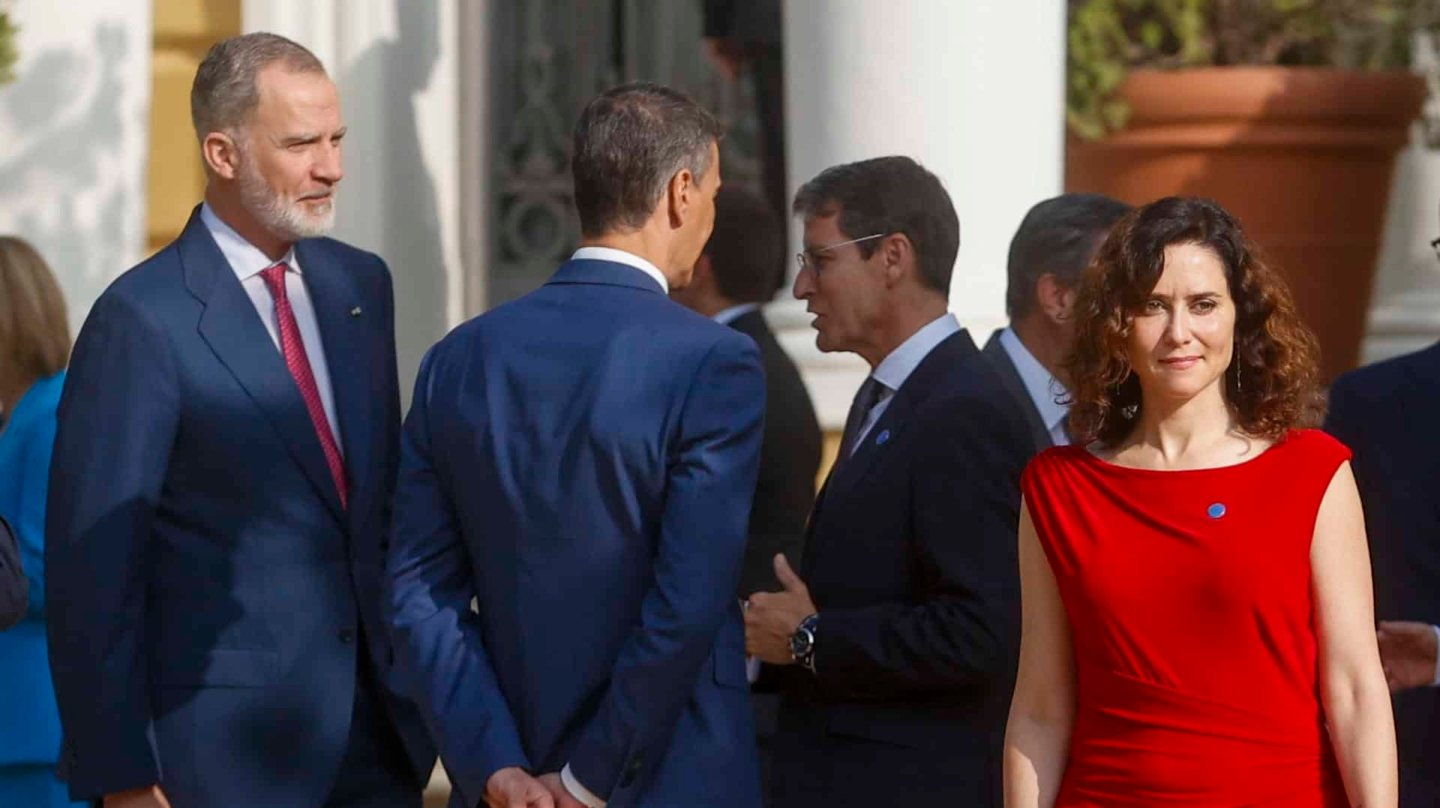 La presidenta del PP, Isabel Díaz Ayuso, junto al presidente del Gobierno, Pedro Sánchez, y el Rey Felipe VI, en la Conferencia de Presidentes de este viernes en Barcelona