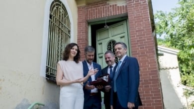 Ayuso 'toma posesión' de Velintonia, que abrirá sus puertas en el centenario de la Generación del 27