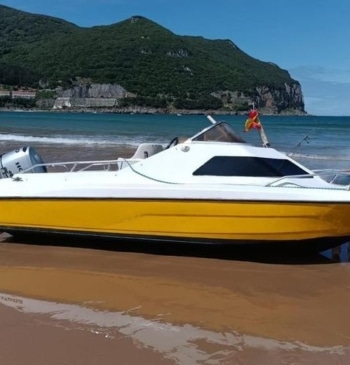 Barca a punto de volcar encalla en la playa de Laredo con [...]