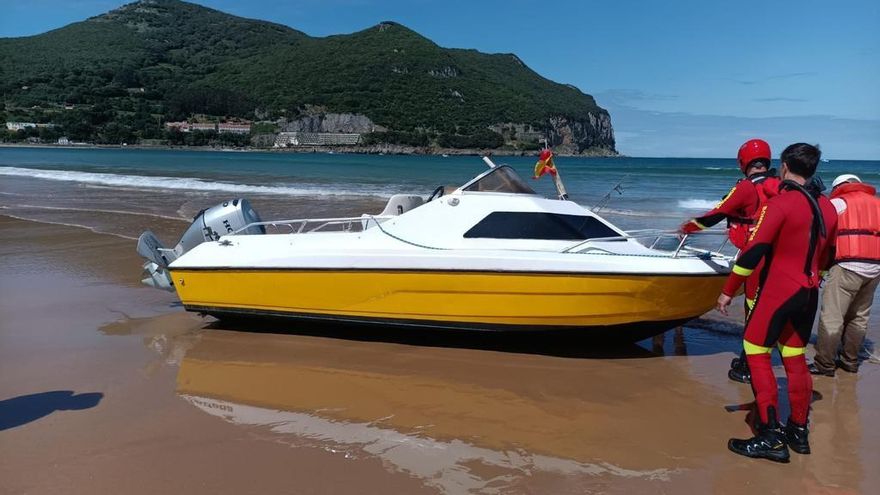 Barca a punto de volcar encalla en la playa de Laredo con un ocupante