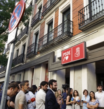 La UCO registra Ferraz en busca de correos de Santos Cerdán