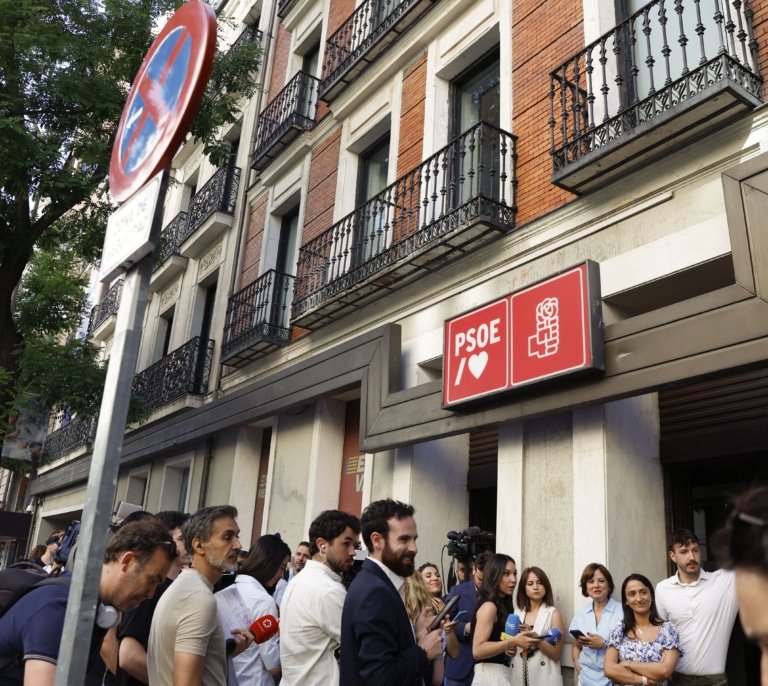 La UCO registra Ferraz en busca de correos de Santos Cerdán