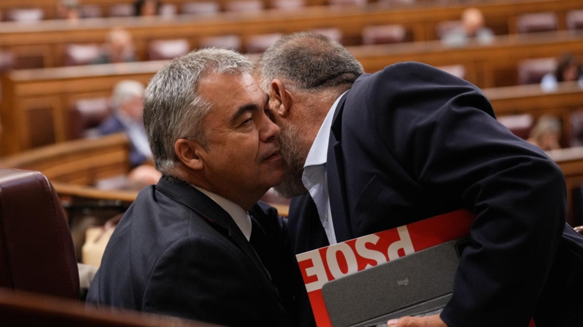 Santos Cerdán recibe el abrazo de un compañero del PSOE en el Congreso.