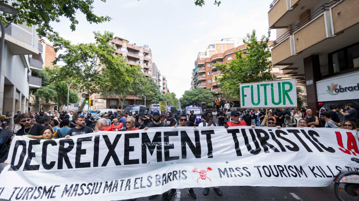Unas 600 personas convocadas por la Asamblea de Barrios por el Decrecimiento Turístico se manifiestan este domingo por las calles de Barcelona