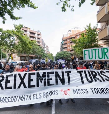 Cientos de personas protestan contra el turismo masivo en Barcelona, Granada y [...]
