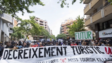 Cientos de personas protestan contra el turismo masivo en Barcelona, Granada y San Sebastián