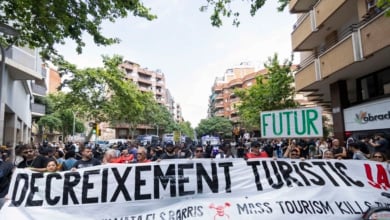 Cientos de personas protestan contra el turismo masivo en Barcelona, Granada y San Sebastián