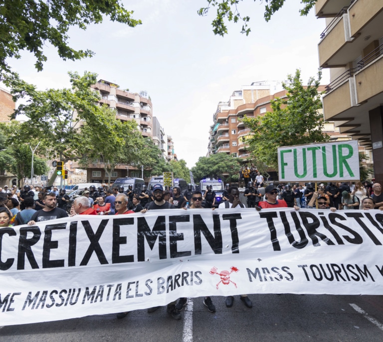 Cientos de personas protestan contra el turismo masivo en Barcelona, Granada y San Sebastián