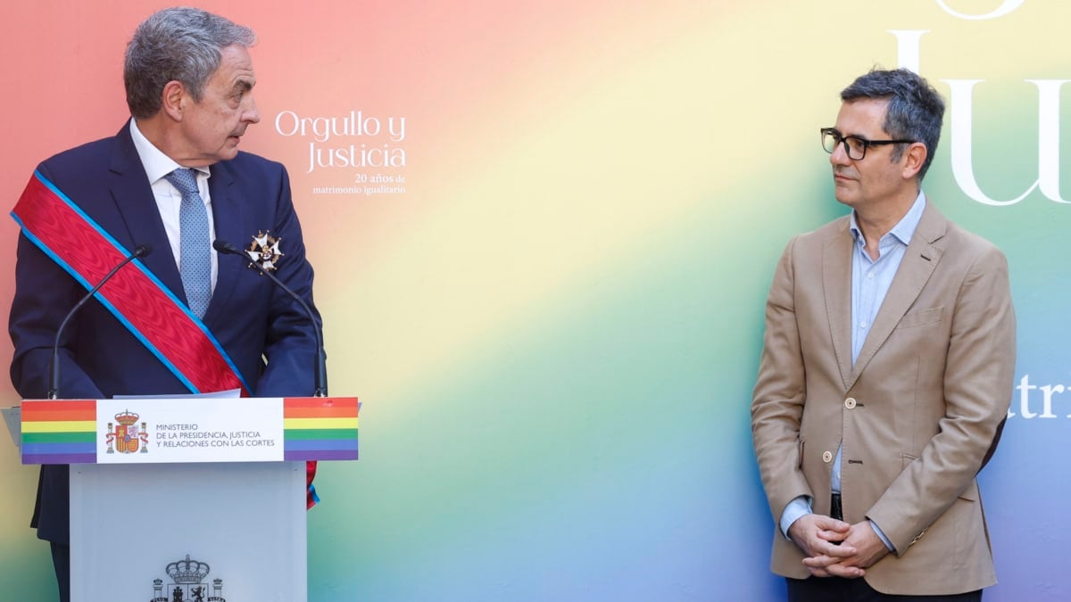 El ministro de la Presidencia, Justicia y Relaciones con las Cortes, Félix Bolaños (d), entregará la Gran Cruz de la Orden de San Raimundo de Peñafort al ex presidente José Luis Rodríguez Zapatero (i) este viernes durante el acto 'Orgullo y Justicia' para conmemorar el Día Nacional del Orgullo LGTBI y el 20 aniversario del matrimonio igualitario, en Madrid. EFE/ Gandul