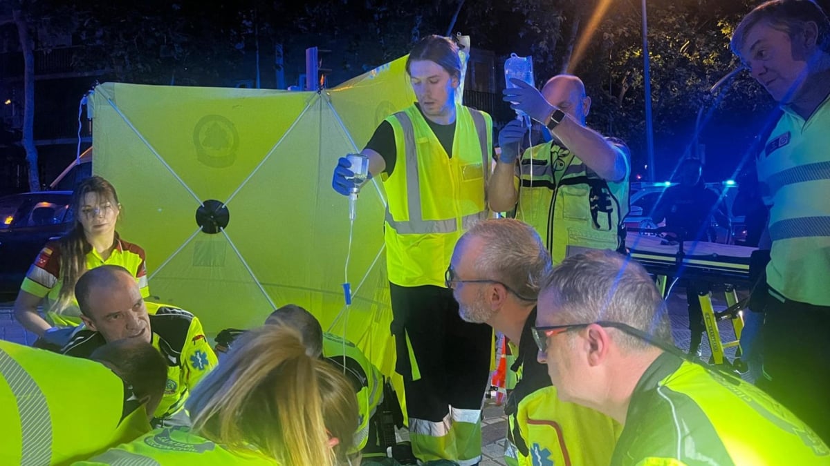 AME4259. MADRID (ESPAÑA), 07/06/2025.- Fotografía cedida por Emergencias Madrid que muestra a integrantes del Servicio de Urgencia Médica de la Comunidad de Madrid (SUMMA 112) realizando maniobras de reanimación a un hombre de 21 años este sábado, en Madrid (España). EFE/ Emergencias Madrid /SOLO USO EDITORIAL/SOLO DISPONIBLE PARA ILUSTRAR LA NOTICIA QUE ACOMPAÑA (CRÉDITO OBLIGATORIO)