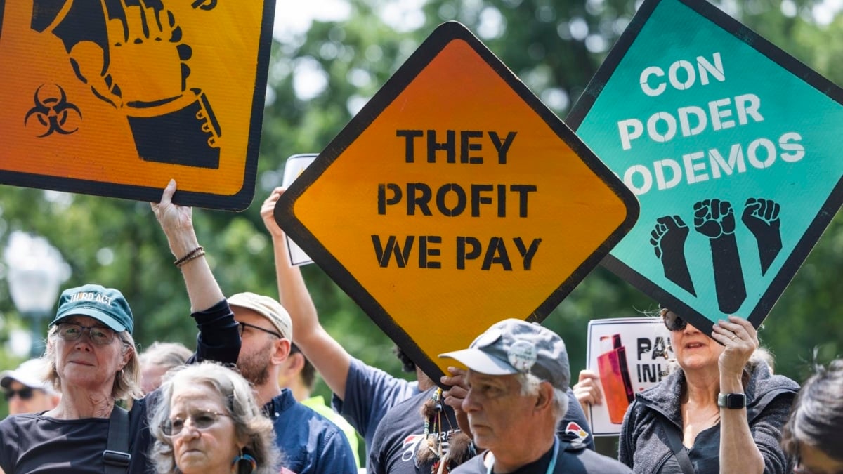 Protestantes con pancartas que muestran miedo ante la ley de Trump "grande y hermosa", a las afueras del Capitolio, en Washington.