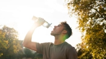Beber agua verano