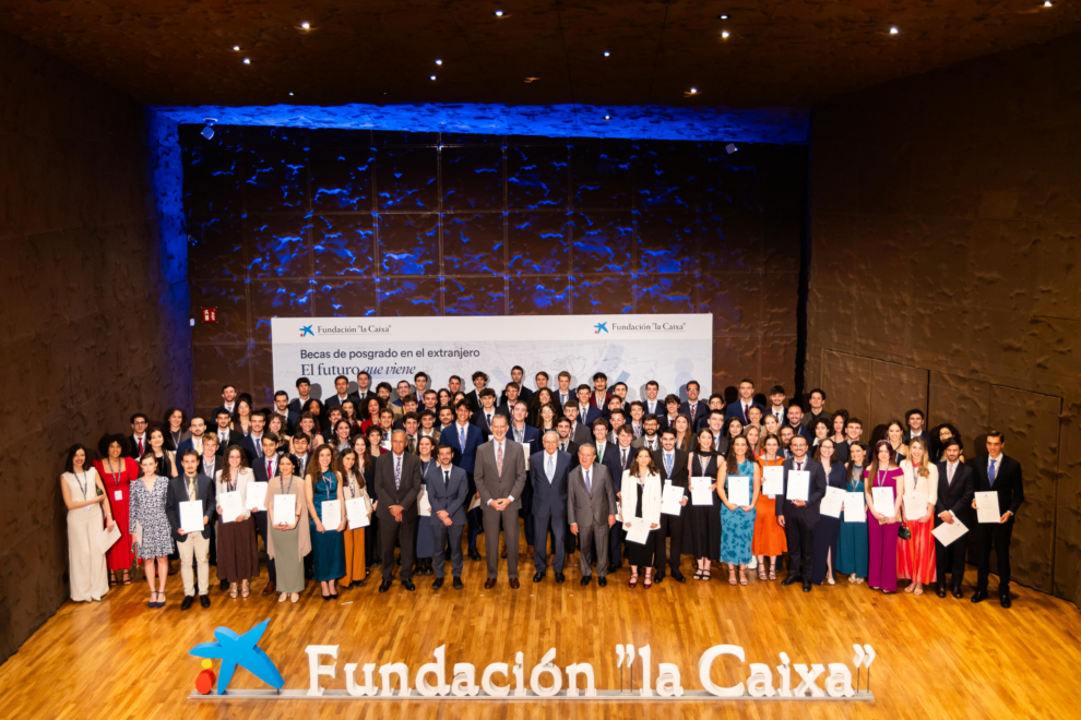 Foto de familia de los becarios del Programa de Becas de Posgrado de la Fundación ”la Caixa”.