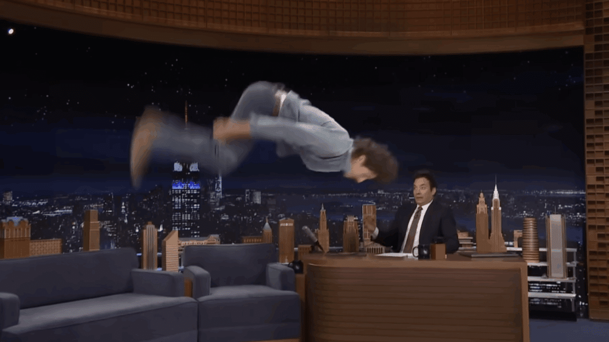 Benson Boone en plena pirueta ante el asombro de Jimmy Fallon.