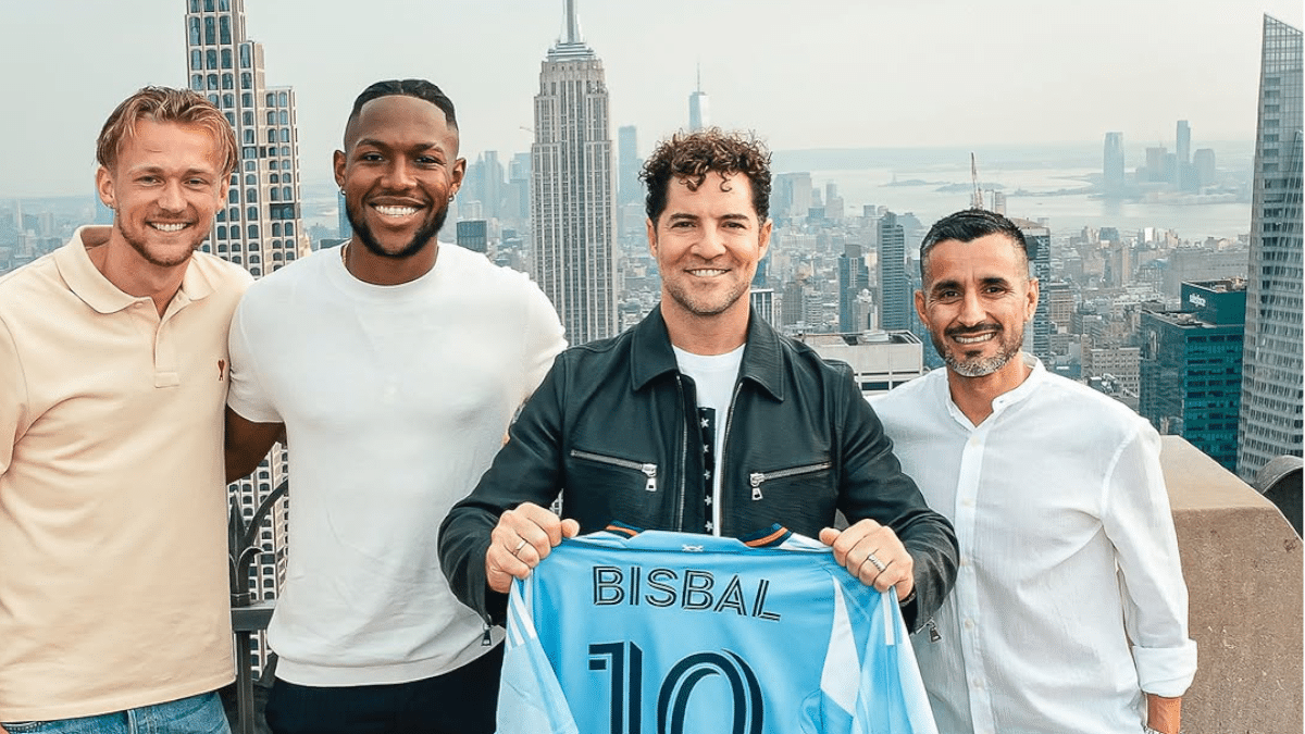 David Bisbal el sábado en el Rockefeller Center de Nueva York con los jugadores del New York City FC Birk Risa, Andrés Perea y Maxi Moralez.