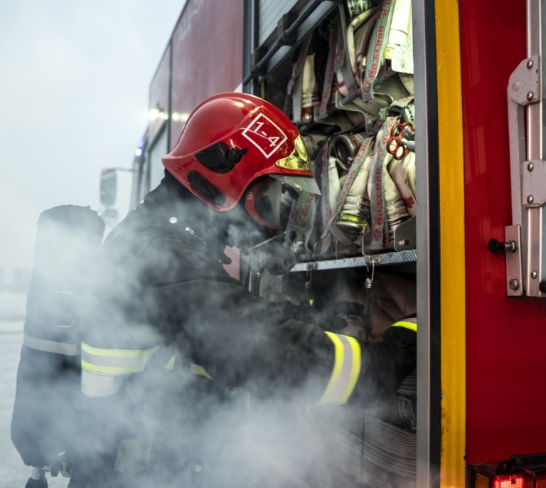 Fallece un hombre al caerle encima el material de una estantería en Cádiz