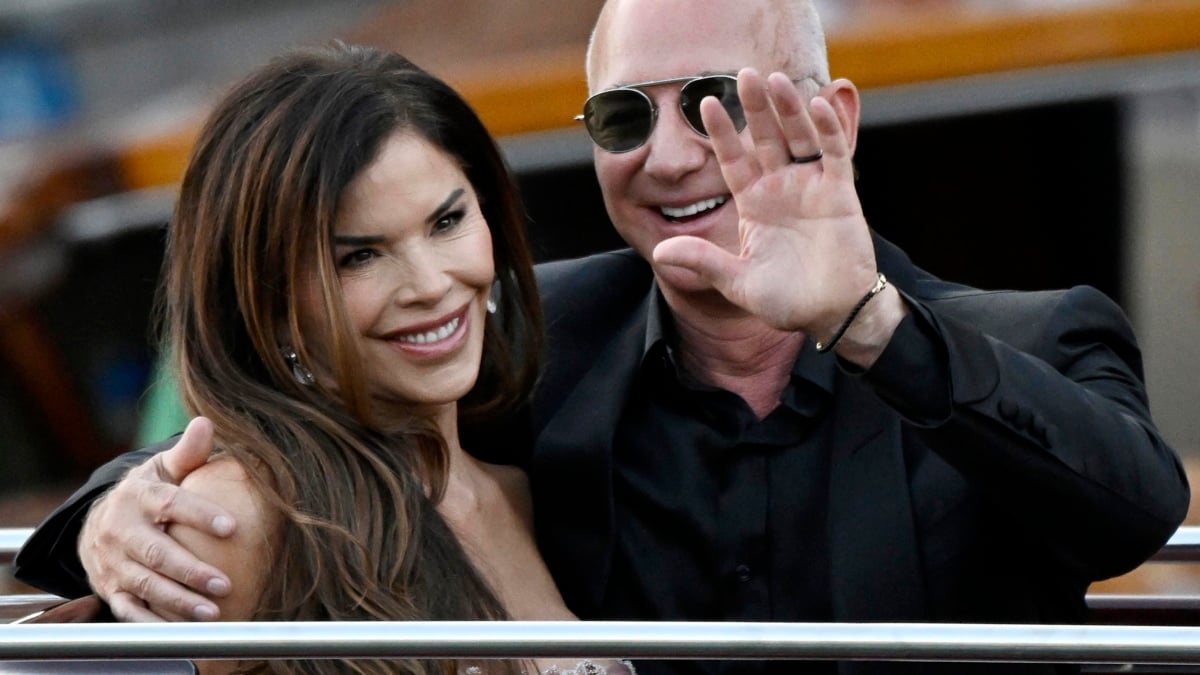 El fundador de Amazon, Jeff Bezos y su esposa, Lauren Sánchez.