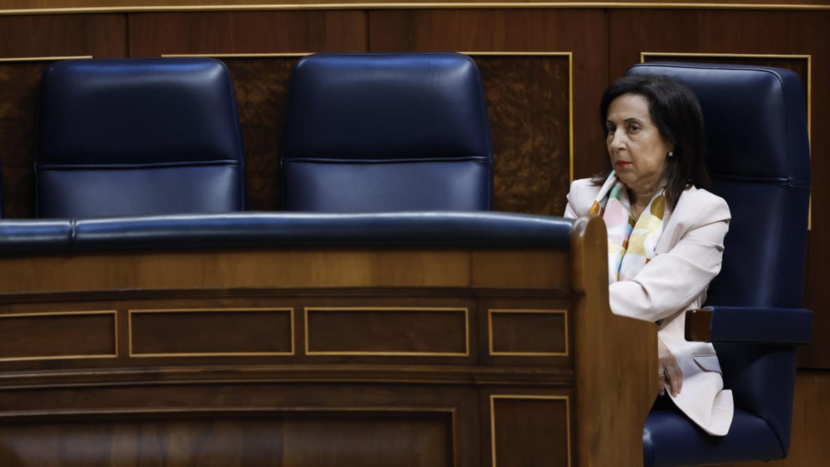 Robles abre contactos con la industria militar española para sustituir los misiles y lanzacohetes con tecnología israelí
