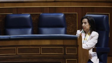 Robles abre contactos con la industria militar española para sustituir los misiles y lanzacohetes con tecnología israelí