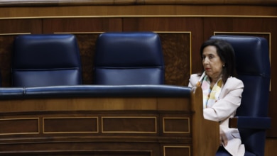 Robles abre contactos con la industria militar española para sustituir los misiles y lanzacohetes con tecnología israelí