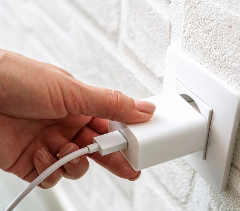 El motivo por el que se calienta tu cargador del móvil y cómo puedes solucionarlo