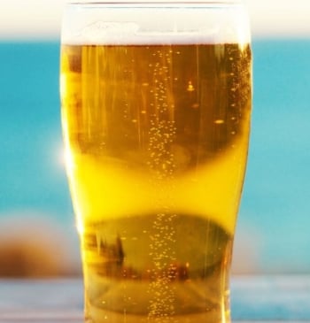 Por qué debes tener cuidado si bebes cerveza en verano