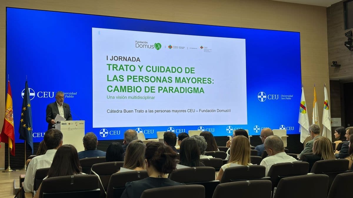 La Fundación DomusVi y la Universidad CEU San Pablo profundizan sobre la importancia del respeto y la dignidad en la atención a las personas mayores 