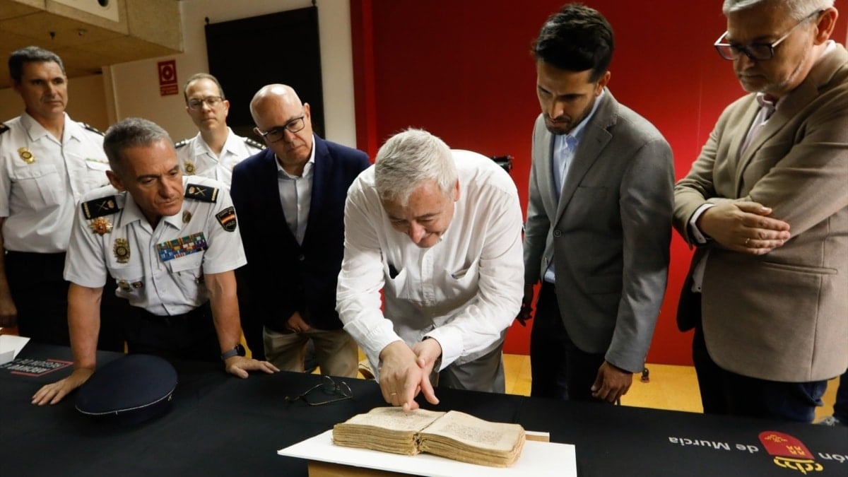 El códice estaba en posesión de un particular que lo cedió “de buena fe” cuando fue requerido y recoge el origen de la Comunidad de Aldeas de dicha provincia. En colaboración con el Gobierno de Murcia se hará entrega de este manuscrito al Archivo Histórico Provincial de Teruel, perteneciente al Rey Don Jaime de Aragón del siglo XIV.