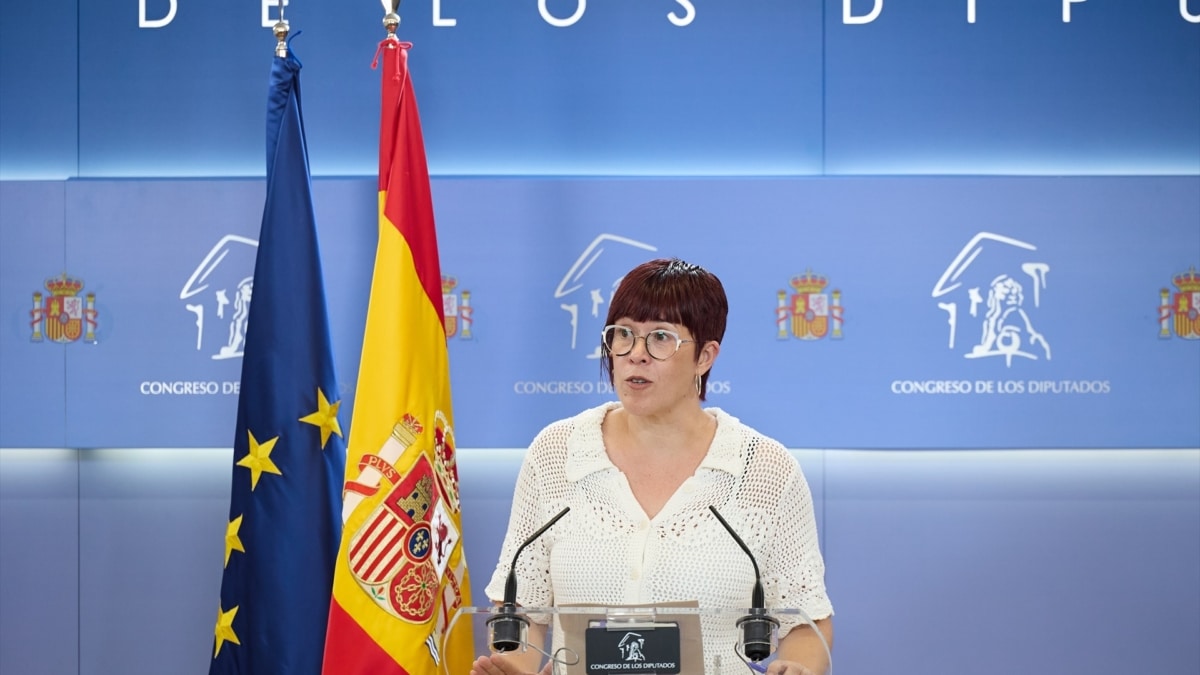 La portavoz de Compromís, Águeda Micó, en rueda de prensa en el Congreso
